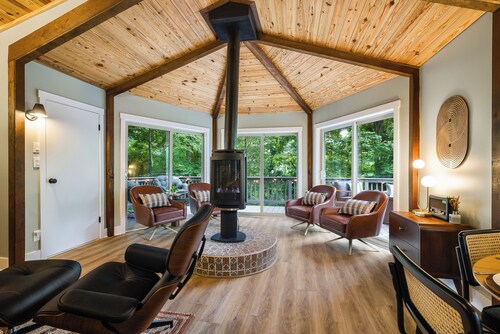 Mid‑Century Retreat • Near Breweries • Sleeps 12