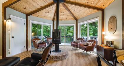MidâCentury Retreat âą Near Breweries âą Sleeps 12