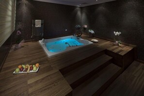 President Suite | Bathroom | Shower, hair dryer, slippers, towels - Korel Thermal Resort Hotel & SPA (Afyonkarahisar)
