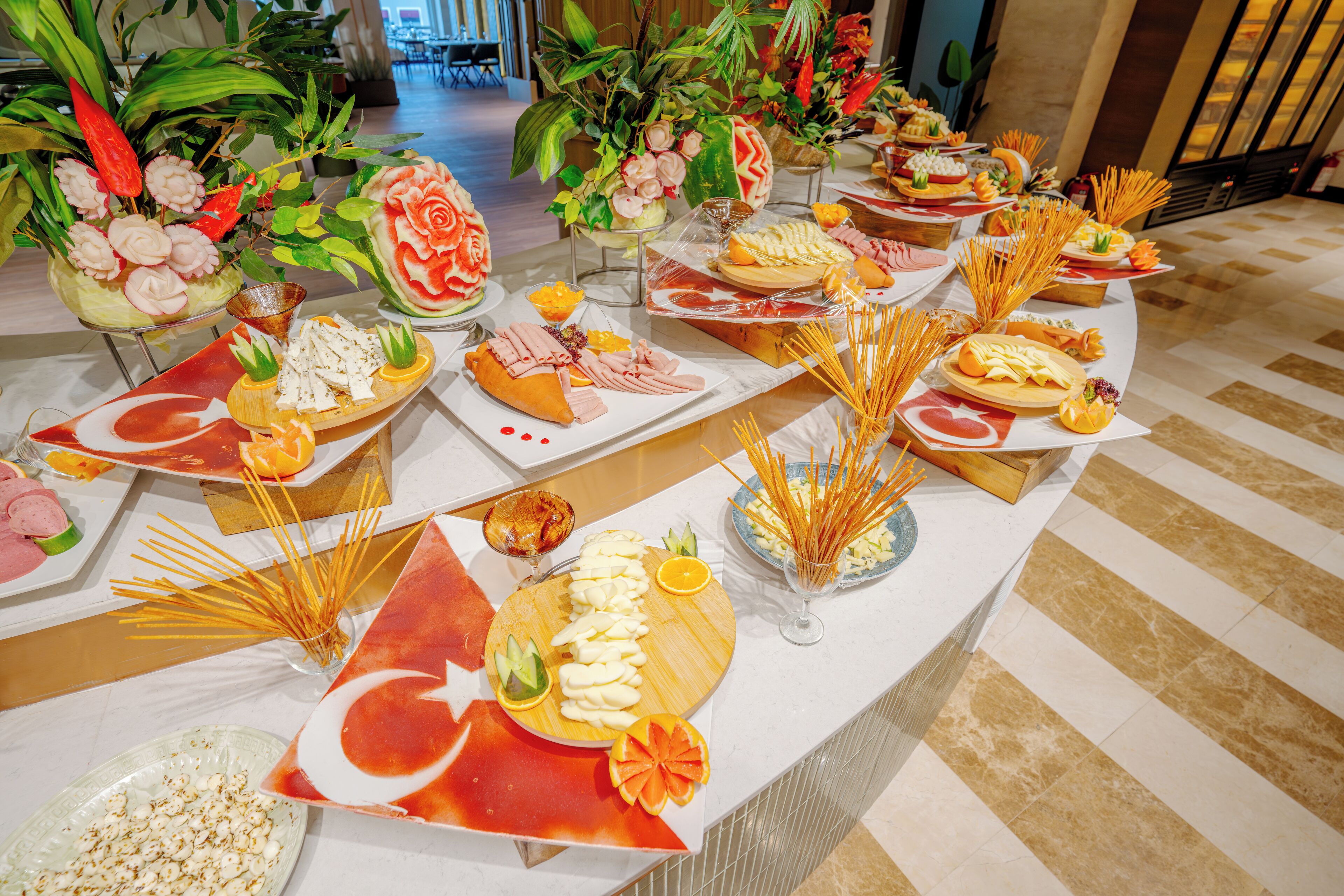 2 restaurants, breakfast served