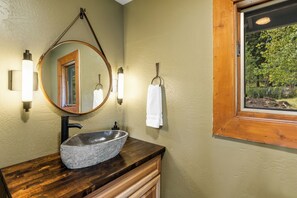 Douche, articles de toilette gratuits, sèche-cheveux