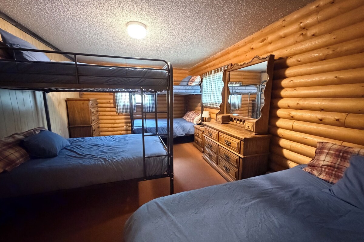 Family Cabin | Blackout drapes, WiFi (free)