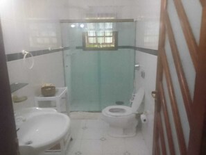 Bathroom - Large house in Peruibe for summer, with swimming pool and barbecue (Jardim Mar-e-Sol Peruíbe)