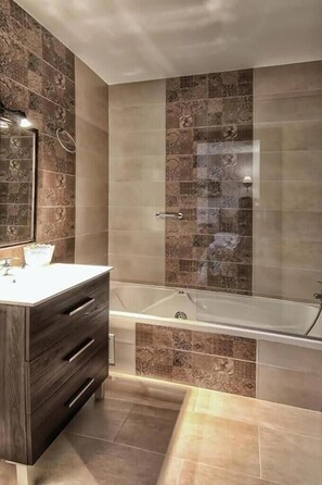 Comfort Room | Bathroom | Hair dryer, towels, soap, shampoo - restaurante y hotel El Estanco  (El Hoyo de Pinares)