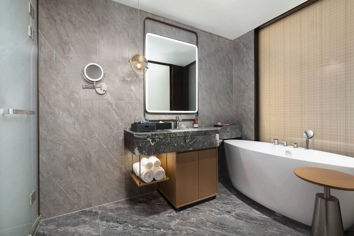 Executive Room, 1 King Bed, Non Smoking | Bathroom