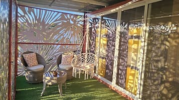 Bungalow, 1 cama Queen size, patio | Área de sala de estar