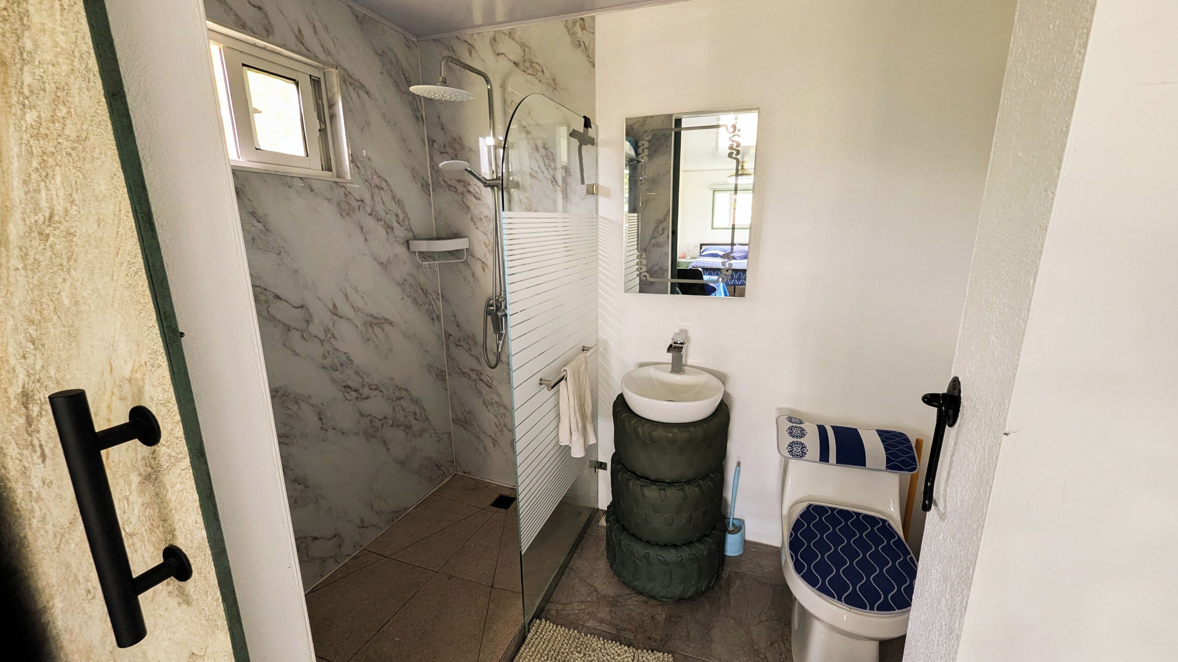 Bungalow, Mehrere Betten | Badezimmer | Dusche, Handtücher, Seife, Toilettenpapier