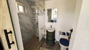 Bungalow Agua | Bathroom | Shower, towels, soap, toilet paper - BlueEcolandia (Jarabacoa)