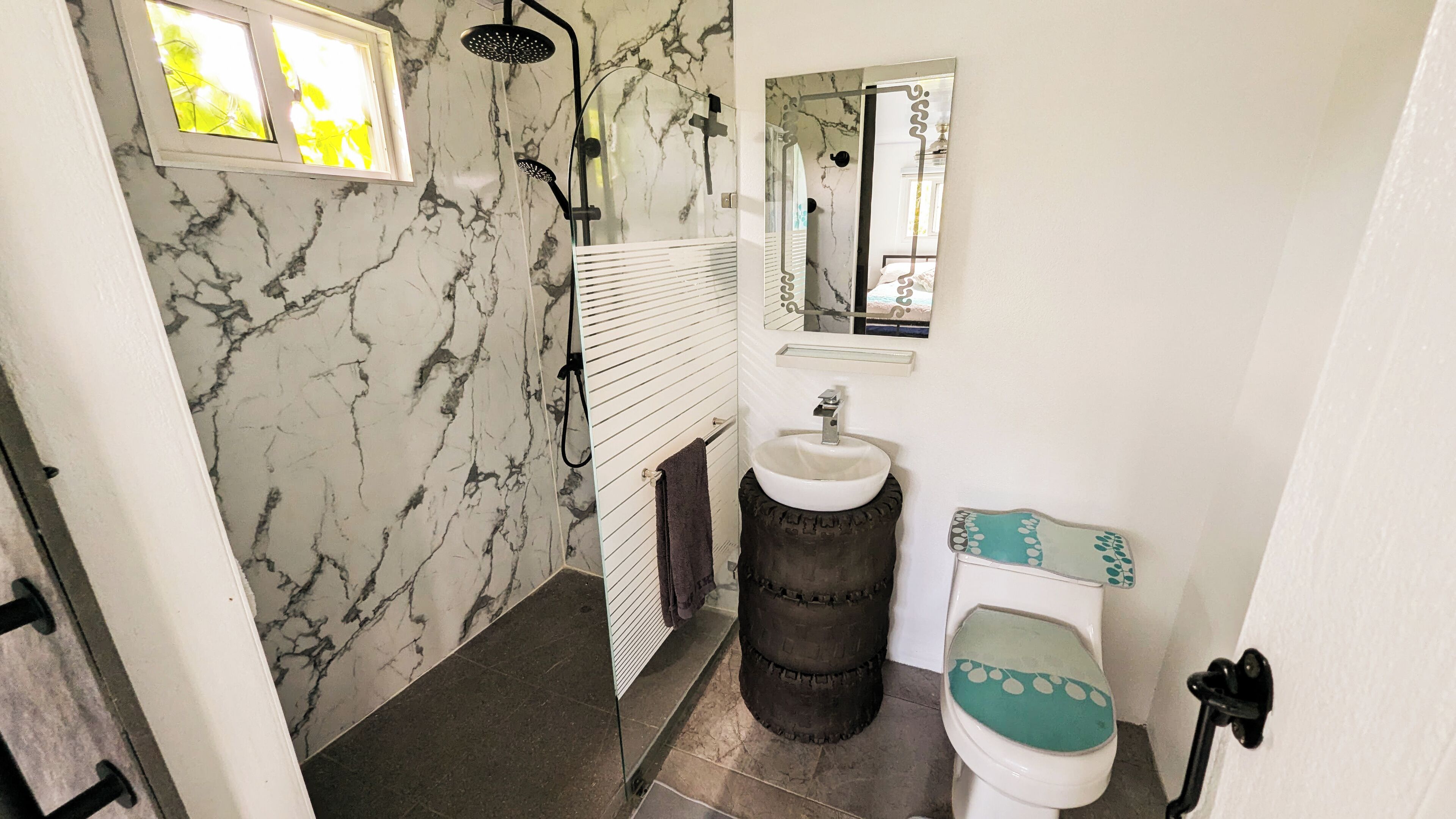 Bungalow, 1 queensize bed, uitzicht op bergen | Badkamer | Een douche, handdoeken, zeep, toiletpapier