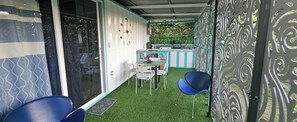 Bungalow, varias camas | Terraza o patio