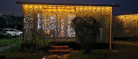 Voorkant accommodatie - avond/nacht