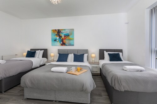 House - Sleeps 10 - Parking - Wifi