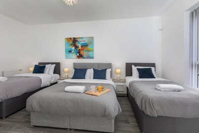 House - Sleeps 10 - Parking - Wifi