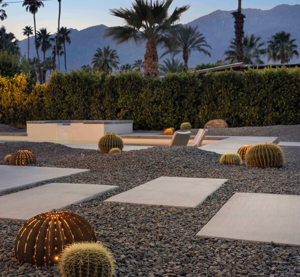 Property grounds - NEW! Luxury Estate with Resort Style Pool and Mountain Views (Palm Springs)