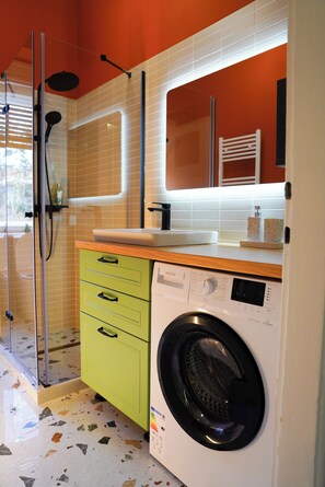 Dusche, Haartrockner, Handtücher, Seife