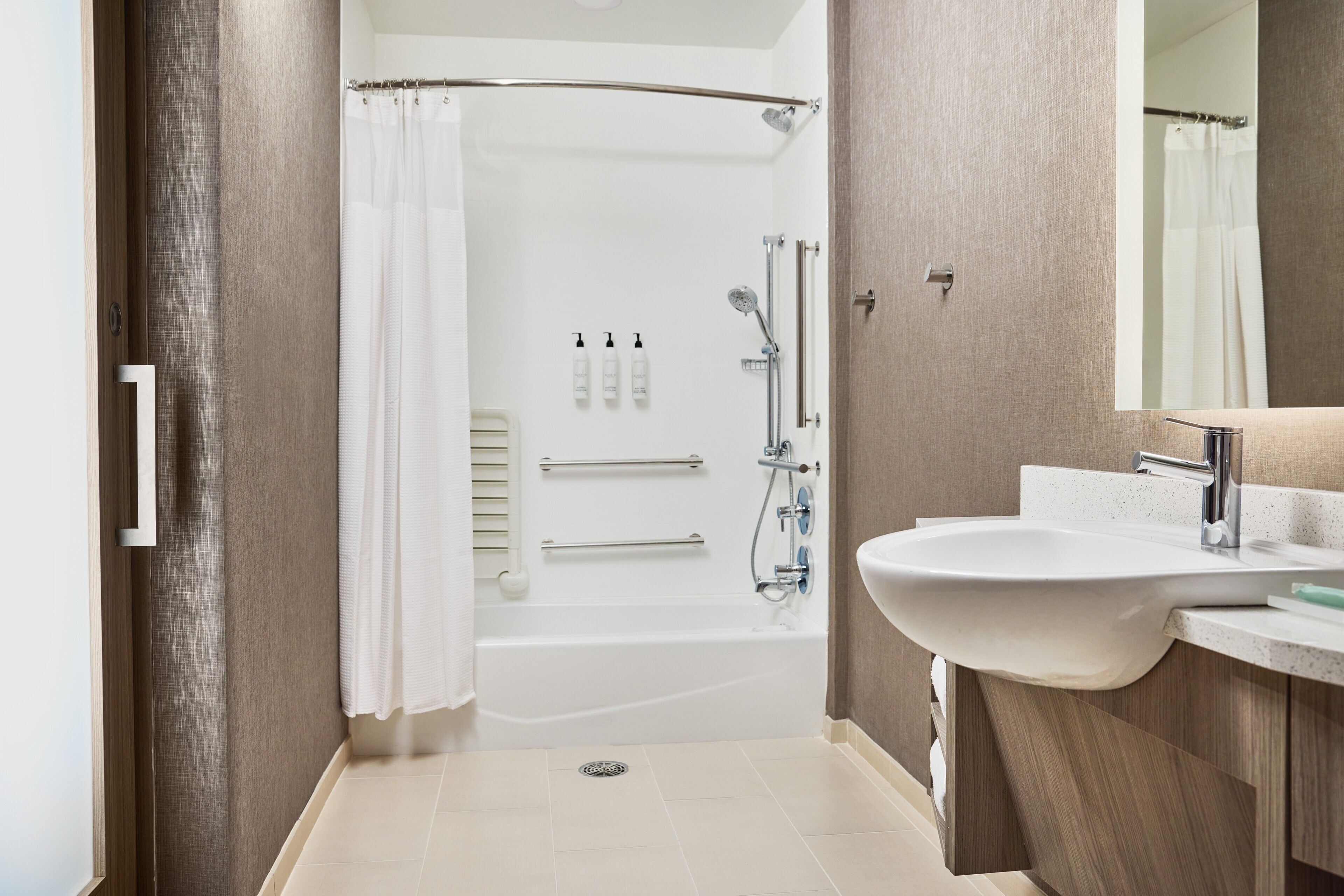 Un baño moderno con bañera, ducha y lavabo.