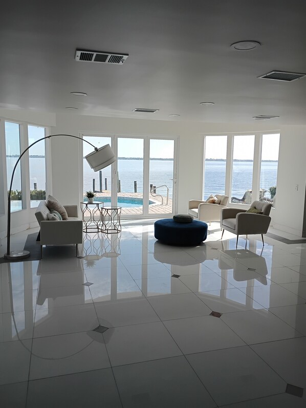 Interior - Waterfront on the Caloosahatchee River
Home-heated pool.
Wifi and washer/dryer. (Cape Coral)