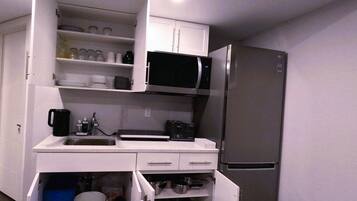 Jääkaappi, mikroaaltouuni, uuni, liesi