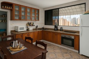 Een koelkast, een microgolfoven, een oven, een kookplaat