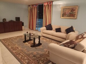 Smart-tv, een stereo en een computerscherm