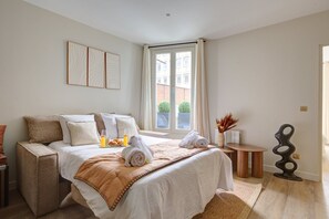 2 bedrooms, desk, iron/ironing board, WiFi