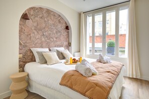 2 bedrooms, desk, iron/ironing board, WiFi