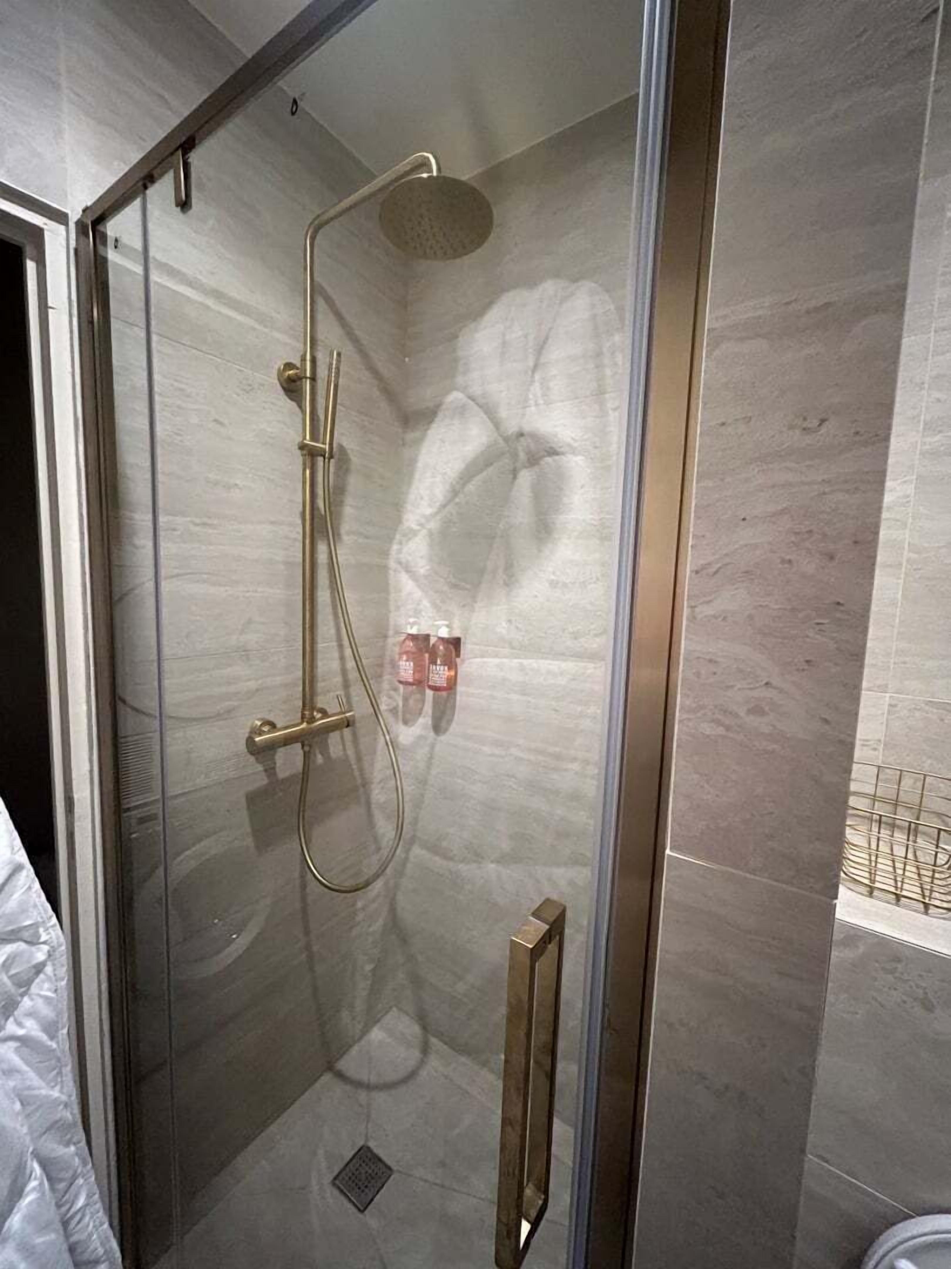 Douche, sèche-cheveux, serviettes fournies, savon