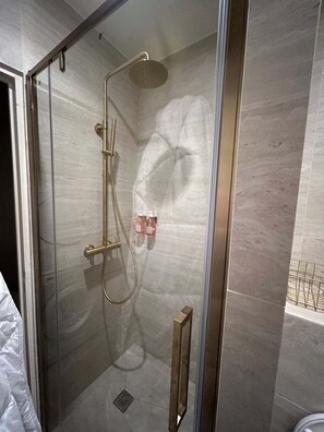 Dusche, Haartrockner, Handtücher, Seife