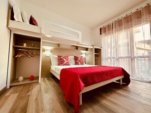 Dreibettzimmer | Hochwertige Bettwaren, Betten mit Memory-Foam-Matratzen, Schreibtisch