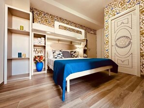 Superior-Dreibettzimmer | Hochwertige Bettwaren, Betten mit Memory-Foam-Matratzen, Schreibtisch