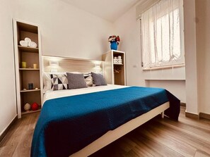 Zimmer, 1 Doppelbett | Hochwertige Bettwaren, Betten mit Memory-Foam-Matratzen, Schreibtisch