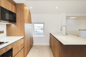 Premium Apartment | Private kitchen | Full-size fridge, microwave, oven, stovetop - Kensington Gardens Apartments (London)