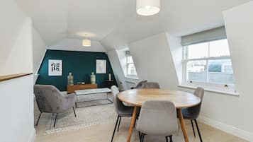 Apartamento Premium | Zona de estar | Una televisión de pantalla plana