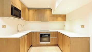 Family Apartment | Private kitchen | Full-size fridge, microwave, oven, stovetop