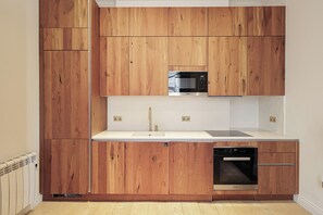 Grand réfrigérateur, micro-ondes, four, plaque de cuisson