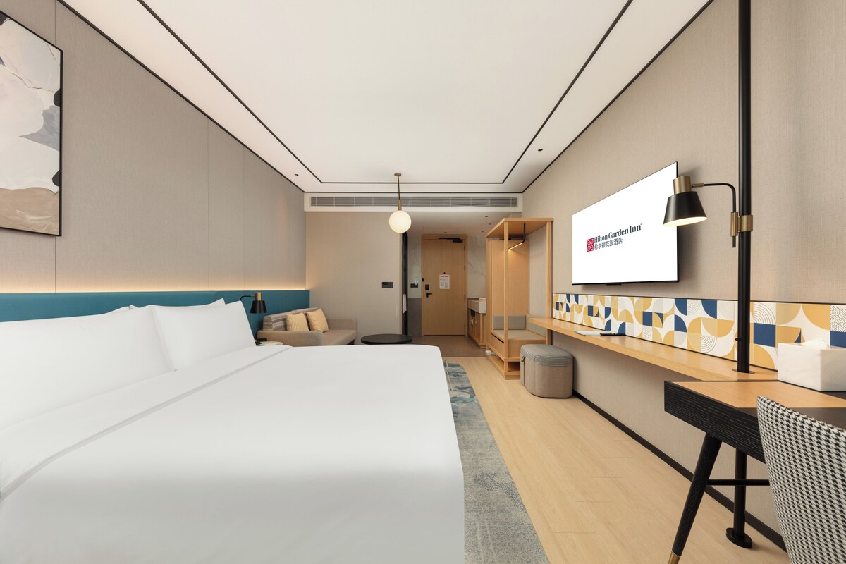 Premium bedding, down comforters, pillowtop beds, minibar (free items)