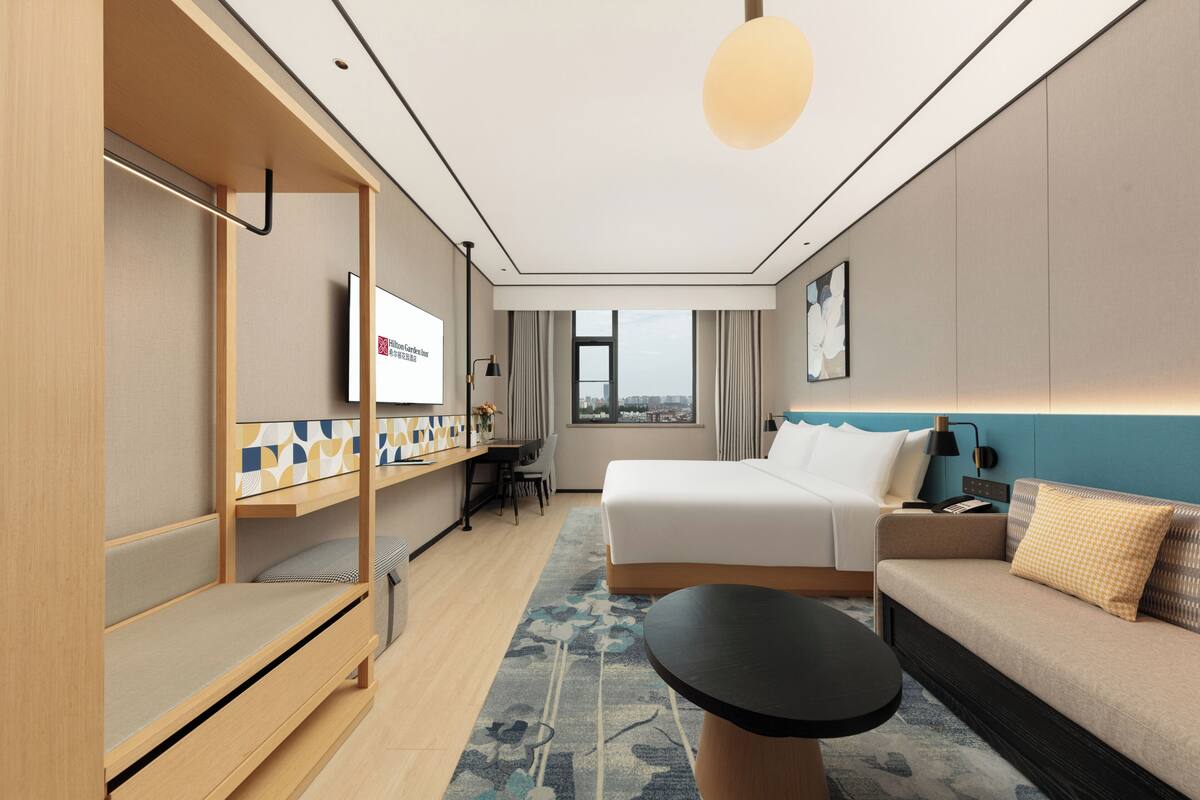 Premium bedding, down comforters, pillowtop beds, minibar (free items)