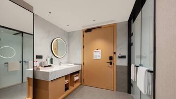 Chambre, 1 trĂšs grand lit | Salle de bain | Ensemble douche/baignoire, douche hydromassante