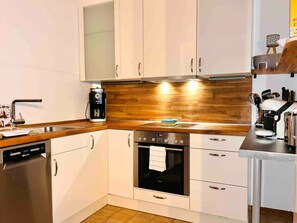 Frigorífico, horno, placa de cocina y lavavajillas