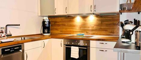 Fridge, oven, stovetop, dishwasher