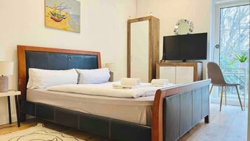 2 bedrooms, desk, iron/ironing board, free WiFi