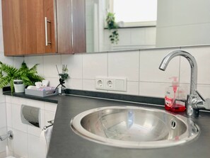 Jääkaappi, liesi, astianpesukone, kahvin-/teenkeitin