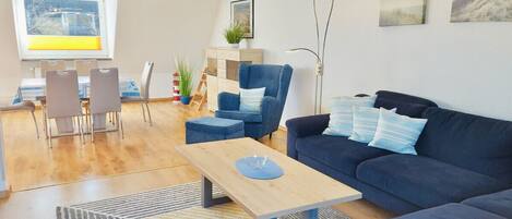 Smart-tv, bøger, stereoanlæg, kontorer