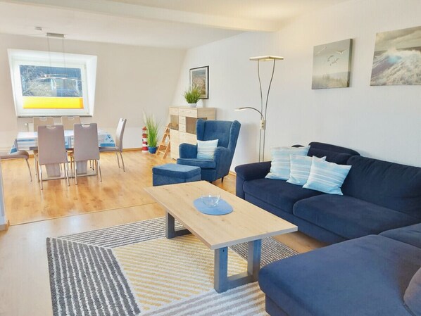 Smart TV, libri, impianto stereo, studio