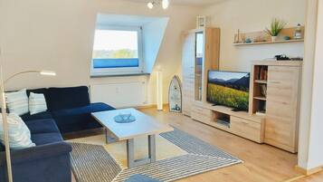 Smart-TV, Bücher, Stereoanlage, Arbeitsbereiche