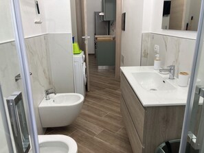 Dusj, hårføner, bidé og håndklær