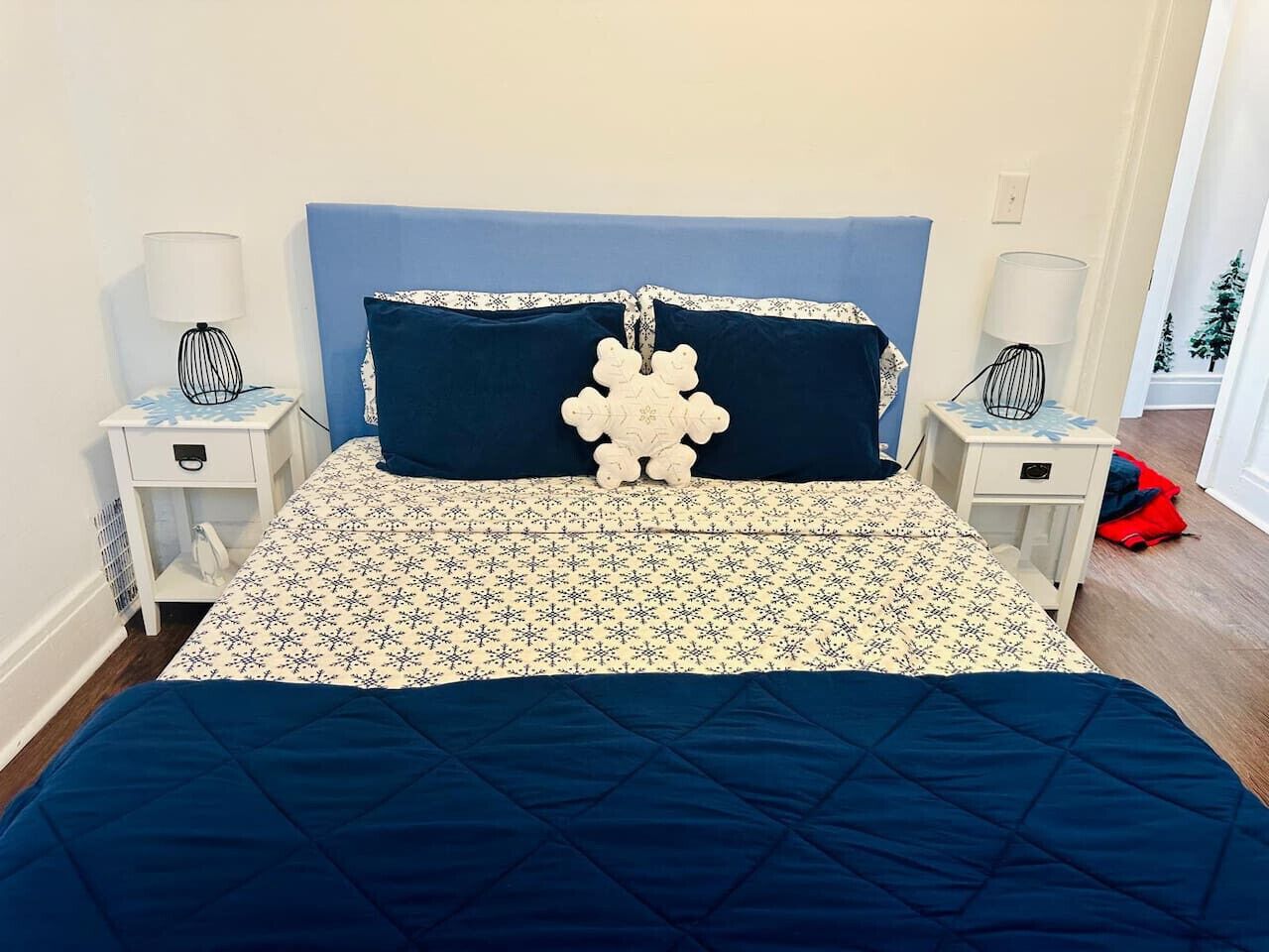 3 soverom, skrivebord, strykejern/-brett og reiseseng for barn