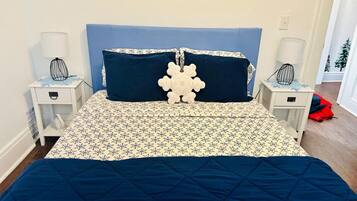 3 soverom, skrivebord, strykejern/-brett og reiseseng for barn