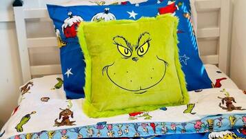 3 makuuhuonetta, työpöytä, silitysrauta/-lauta, vauvan matkasänky