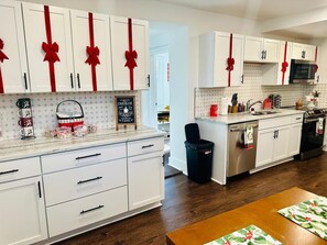 Kühlschrank, Mikrowelle, Ofen, Geschirrspüler